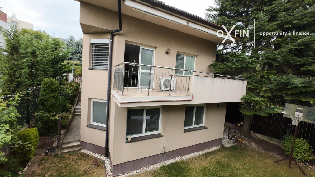 Na predaj Dvojgeneračný rodinný dom s dvomi vchodmi 2 a 5 izieb. Mozartova-Staré Mesto