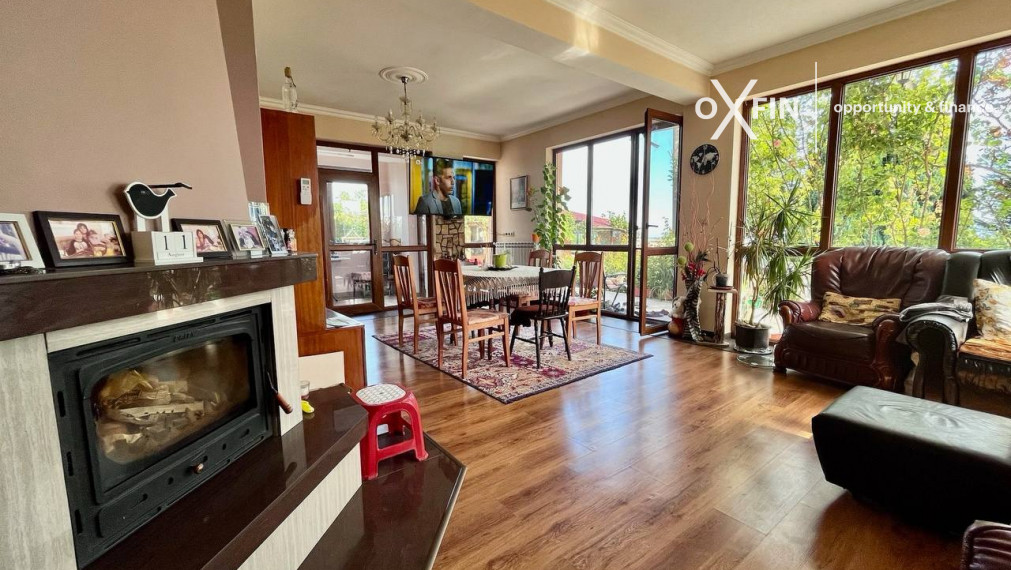 *EXKLUZÍVNE* Veľký trojposchodový dom s nádherným panoramatickým výhľadom v obci Laka