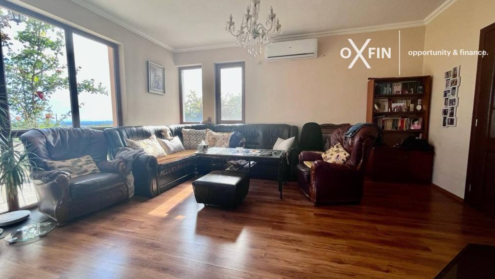 *EXKLUZÍVNE* Veľký trojposchodový dom s nádherným panoramatickým výhľadom v obci Laka