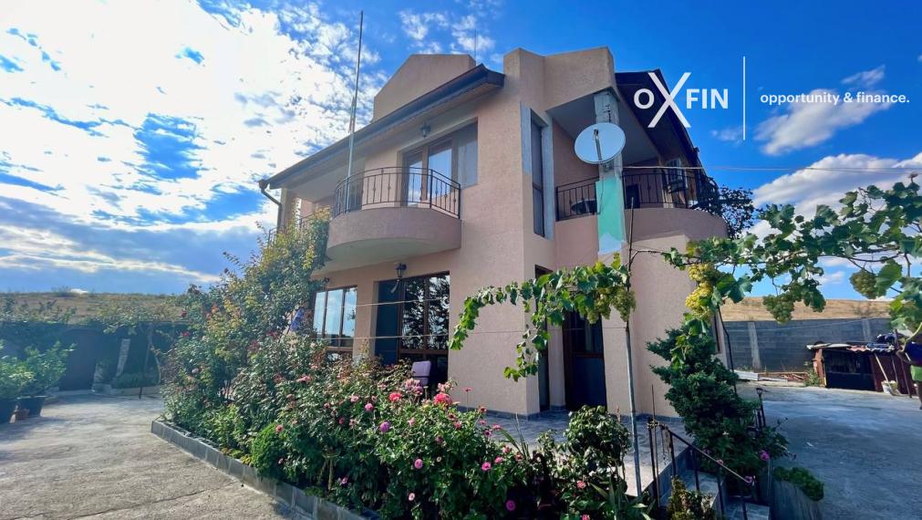 *EXKLUZÍVNE* Veľký trojposchodový dom s nádherným panoramatickým výhľadom v obci Laka