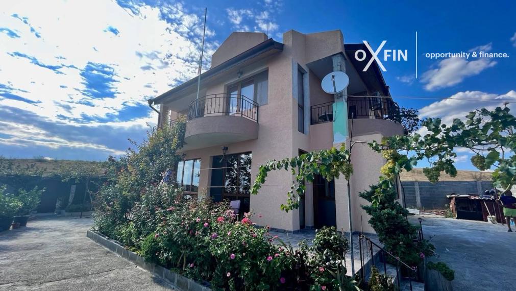 *EXKLUZÍVNE* Veľký trojposchodový dom s nádherným panoramatickým výhľadom v obci Laka