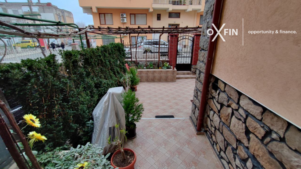 *EXKLUZÍVNE* Priestranný a zariadený 2-izbový byt v bytovom dome v centrálnej časti Sozopolu