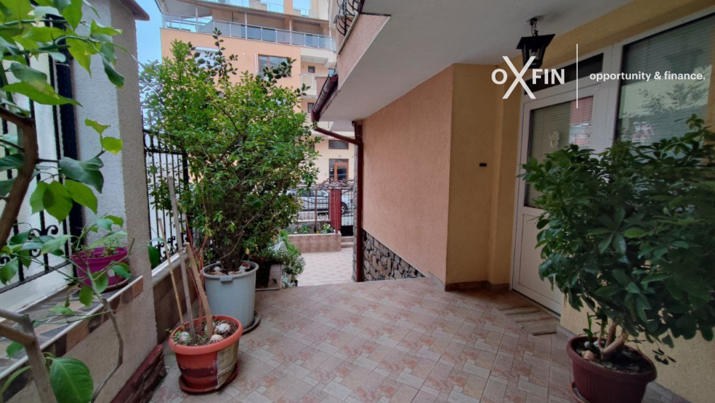 *EXKLUZÍVNE* Priestranný a zariadený 2-izbový byt v bytovom dome v centrálnej časti Sozopolu