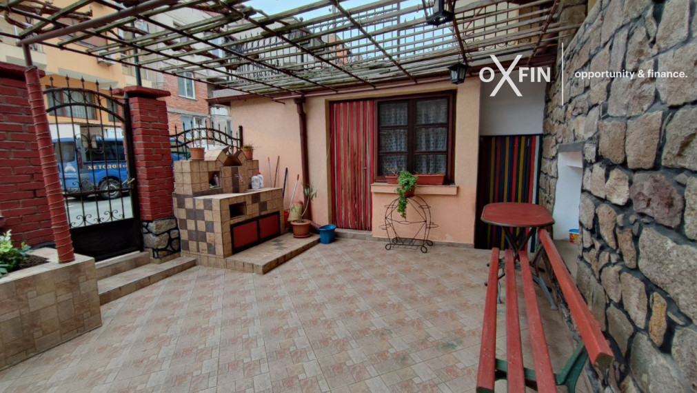 *EXKLUZÍVNE* Priestranný a zariadený 2-izbový byt v bytovom dome v centrálnej časti Sozopolu