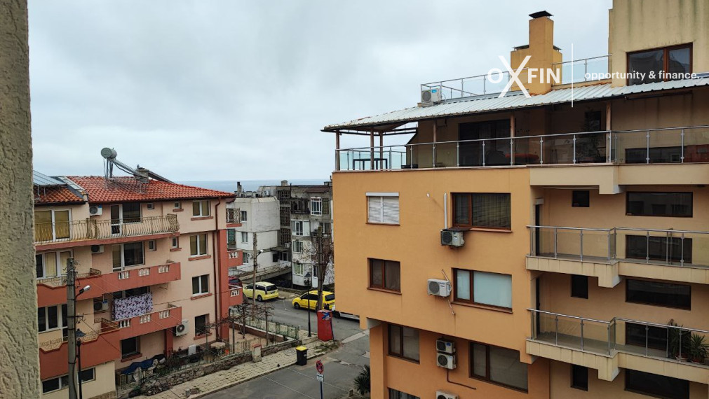 *EXKLUZÍVNE* Priestranný a zariadený 2-izbový byt v bytovom dome v centrálnej časti Sozopolu