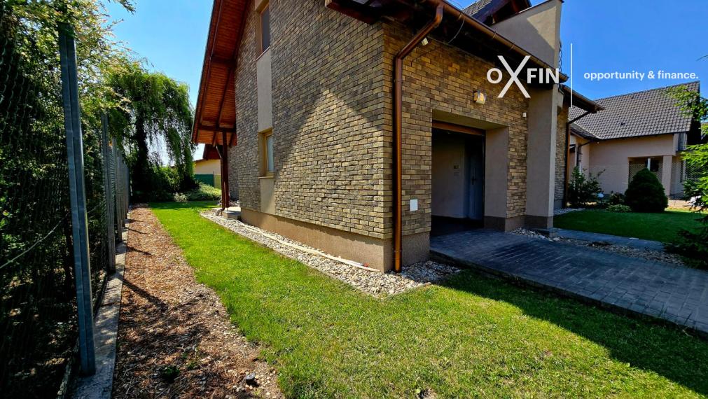 REZERVOVANÉ. 5 izbový rodinný dom Chorvátsky Grob s garážou, bazénom, krbom.