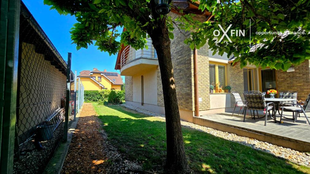 REZERVOVANÉ. 5 izbový rodinný dom Chorvátsky Grob s garážou, bazénom, krbom.