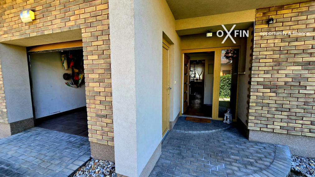 REZERVOVANÉ. 5 izbový rodinný dom Chorvátsky Grob s garážou, bazénom, krbom.