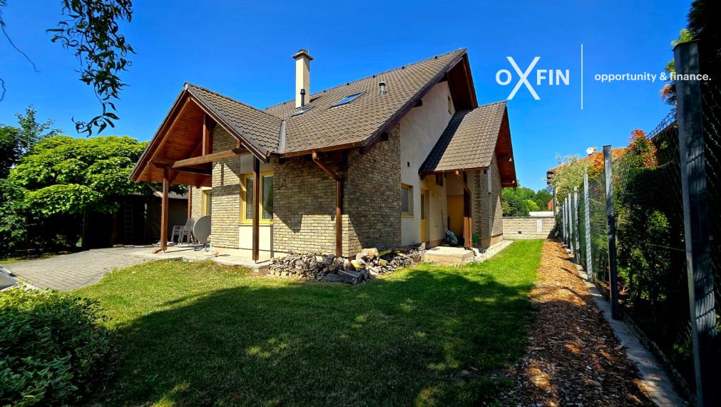 REZERVOVANÉ. 5 izbový rodinný dom Chorvátsky Grob s garážou, bazénom, krbom.