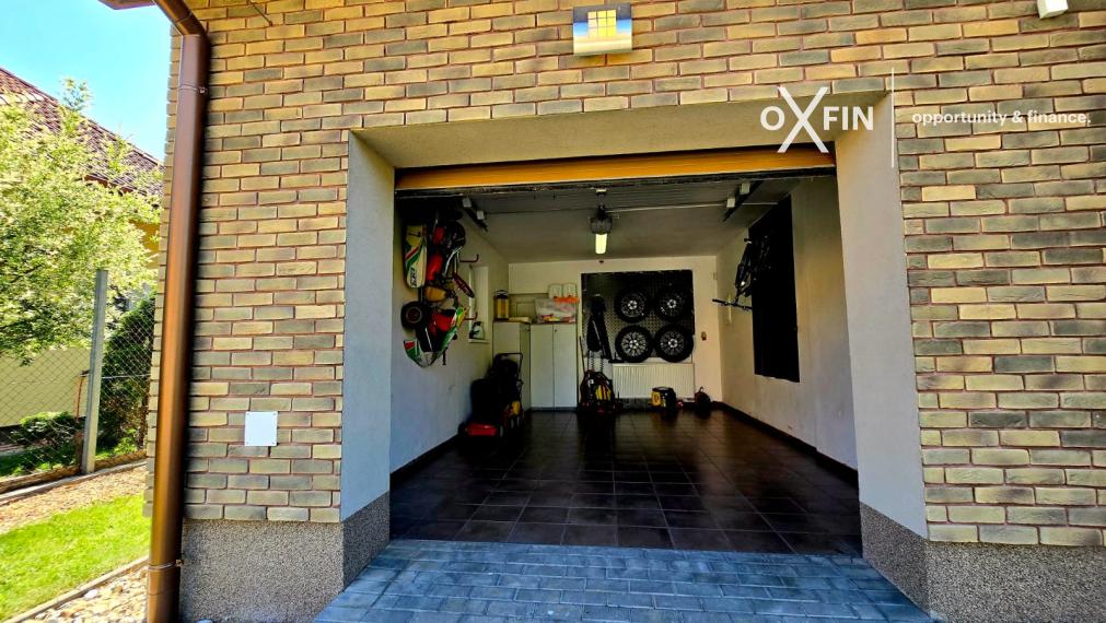 REZERVOVANÉ. 5 izbový rodinný dom Chorvátsky Grob s garážou, bazénom, krbom.