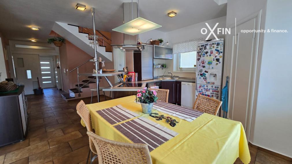 REZERVOVANÉ. 5 izbový rodinný dom Chorvátsky Grob s garážou, bazénom, krbom.