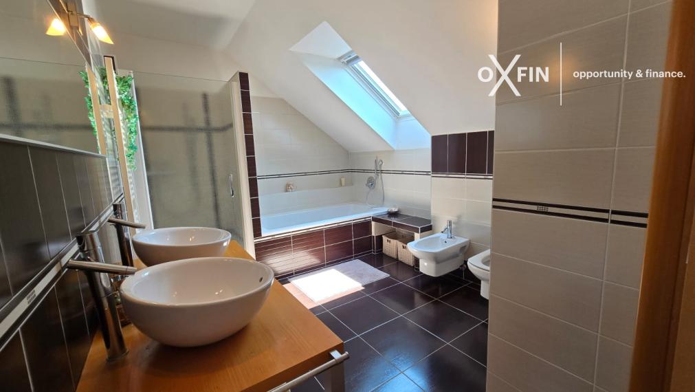 REZERVOVANÉ. 5 izbový rodinný dom Chorvátsky Grob s garážou, bazénom, krbom.