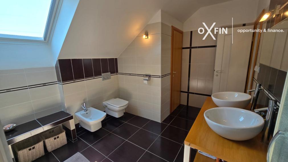 REZERVOVANÉ. 5 izbový rodinný dom Chorvátsky Grob s garážou, bazénom, krbom.