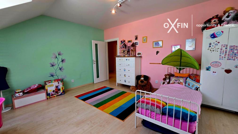 REZERVOVANÉ. 5 izbový rodinný dom Chorvátsky Grob s garážou, bazénom, krbom.