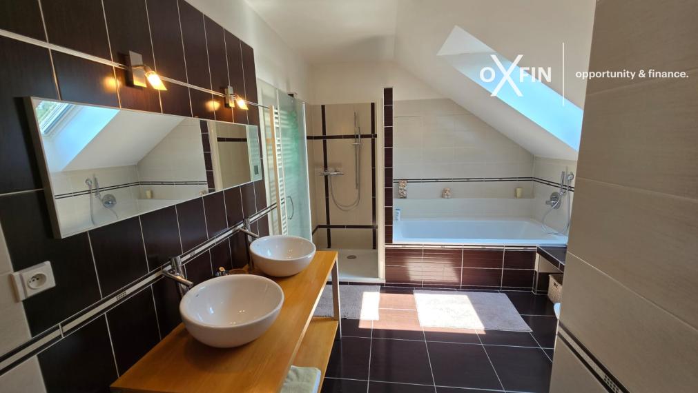 REZERVOVANÉ. 5 izbový rodinný dom Chorvátsky Grob s garážou, bazénom, krbom.