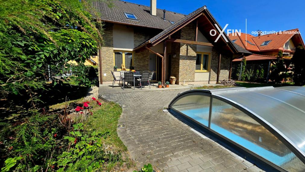 REZERVOVANÉ. 5 izbový rodinný dom Chorvátsky Grob s garážou, bazénom, krbom.