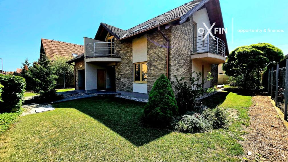 REZERVOVANÉ. 5 izbový rodinný dom Chorvátsky Grob s garážou, bazénom, krbom.