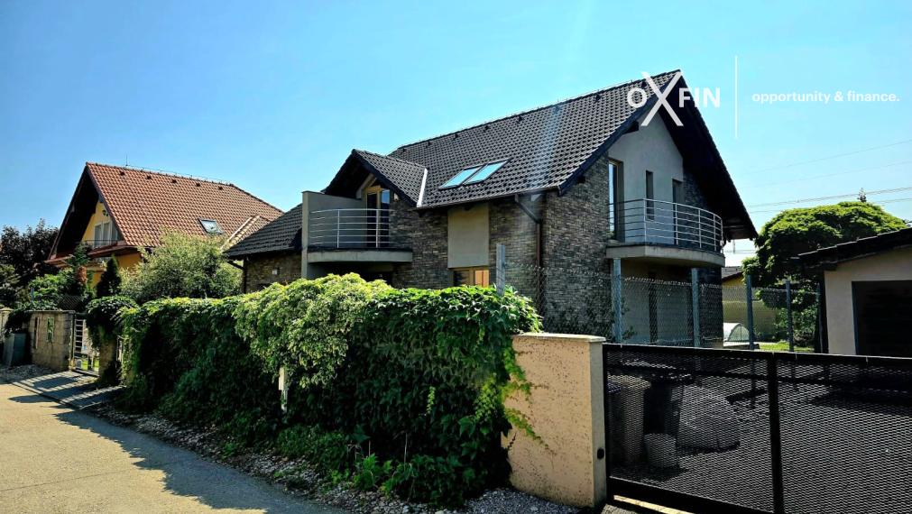 REZERVOVANÉ. 5 izbový rodinný dom Chorvátsky Grob s garážou, bazénom, krbom.