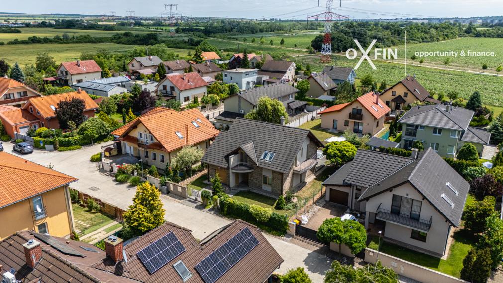 REZERVOVANÉ. 5 izbový rodinný dom Chorvátsky Grob s garážou, bazénom, krbom.