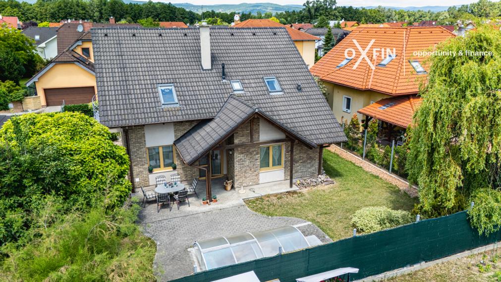 REZERVOVANÉ. 5 izbový rodinný dom Chorvátsky Grob s garážou, bazénom, krbom.