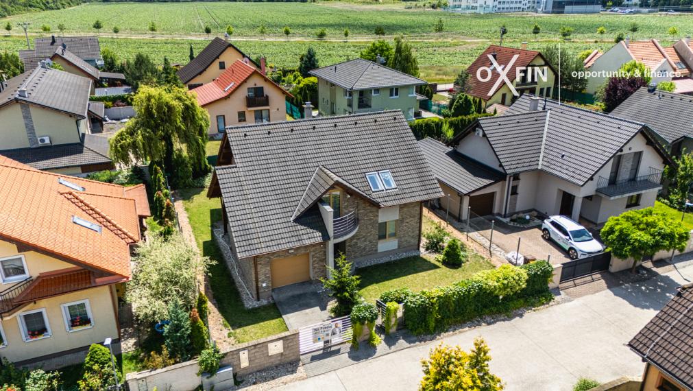 REZERVOVANÉ. 5 izbový rodinný dom Chorvátsky Grob s garážou, bazénom, krbom.