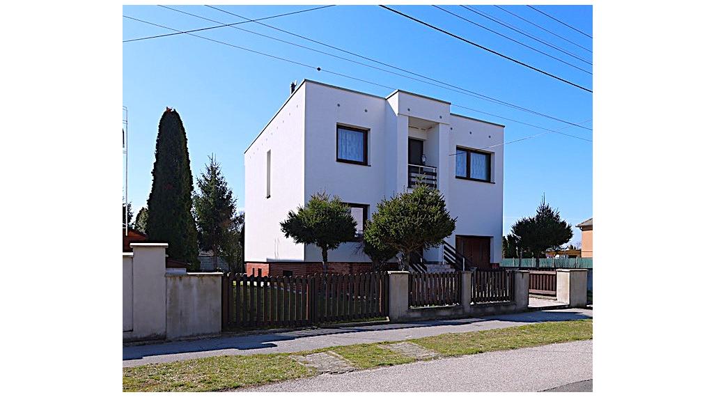 Rodinný dom vhodný na podnikanie  4 km od Piešťan.